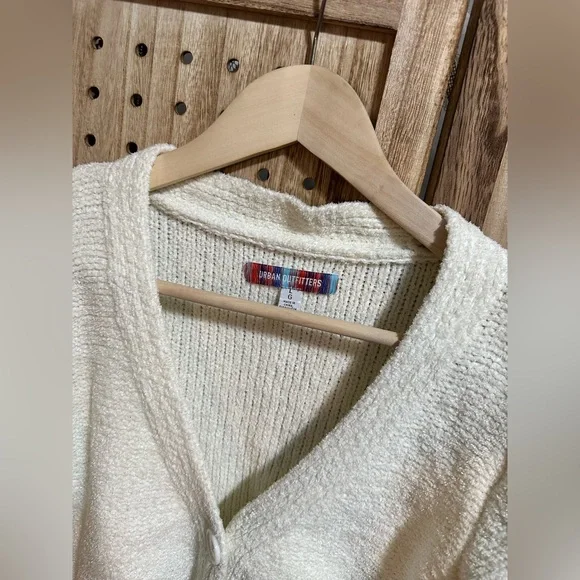 EUC Urban Outfitters Cream Cozy Cropped Cardigan Button Up Sweater Size Large - Picture 2 of 5